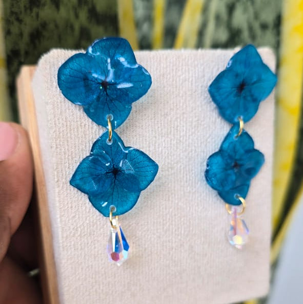 Topos de hortensias y piedra de Swarovski en forma de lágrima