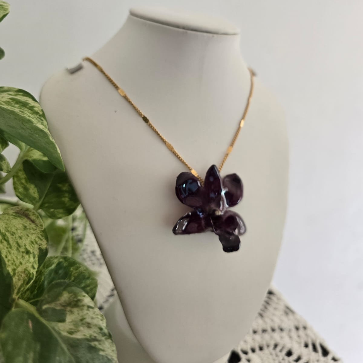 Collar Orquídea Dendrobium morado intenso