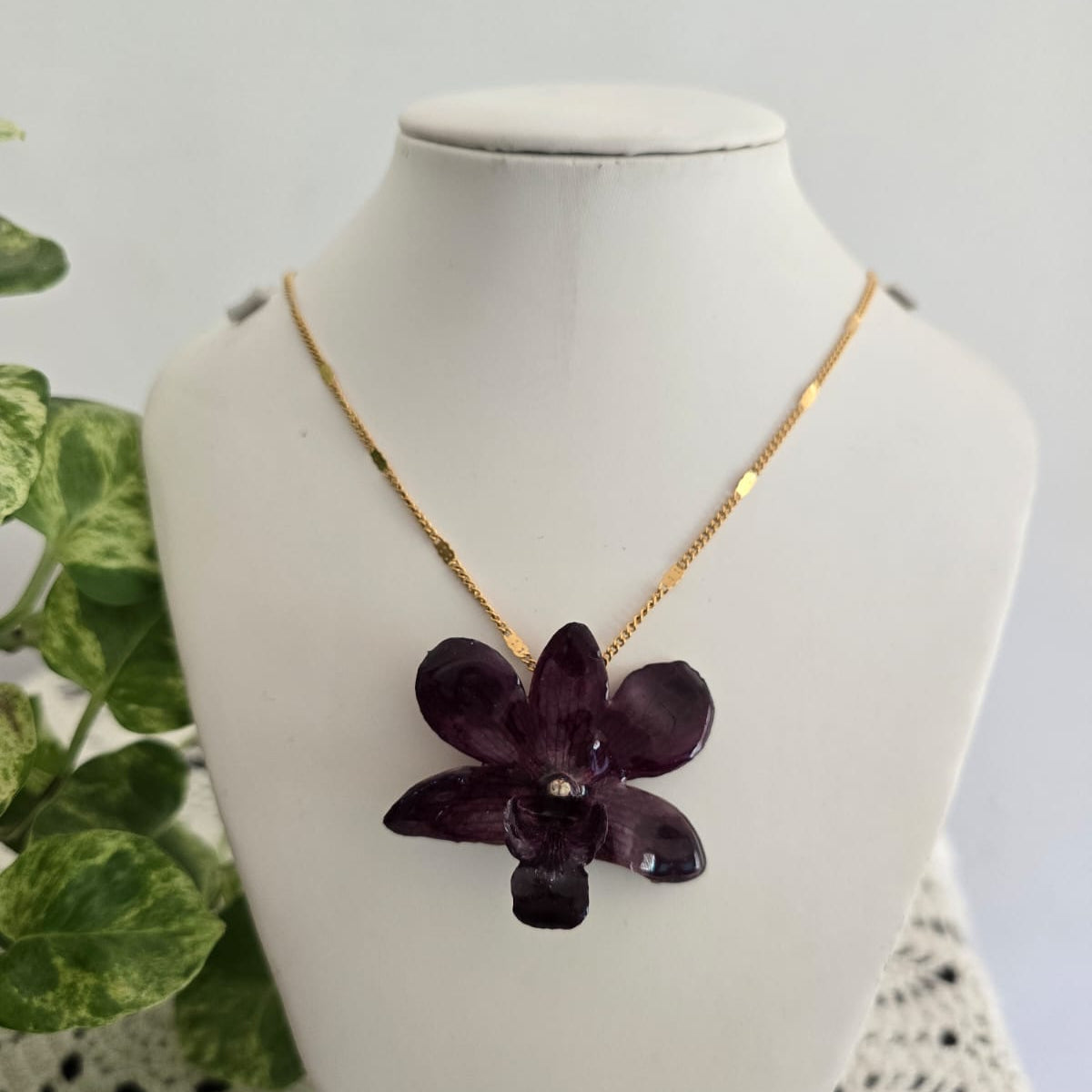 Collar Orquídea Dendrobium morado intenso