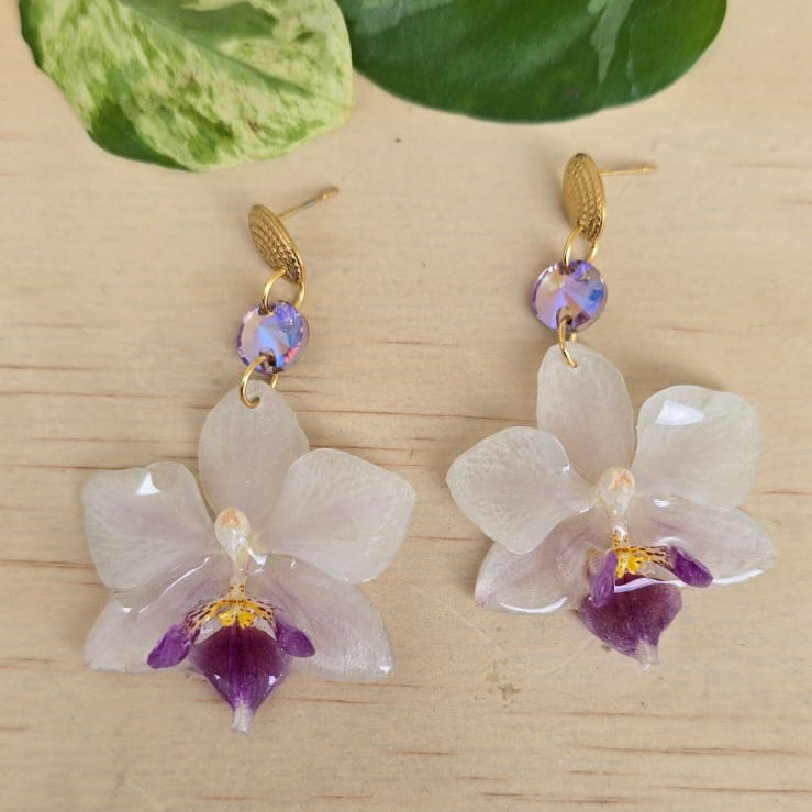 Aretes mini orquídea con piedra