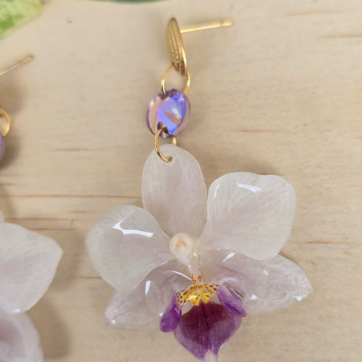 Aretes mini orquídea con piedra
