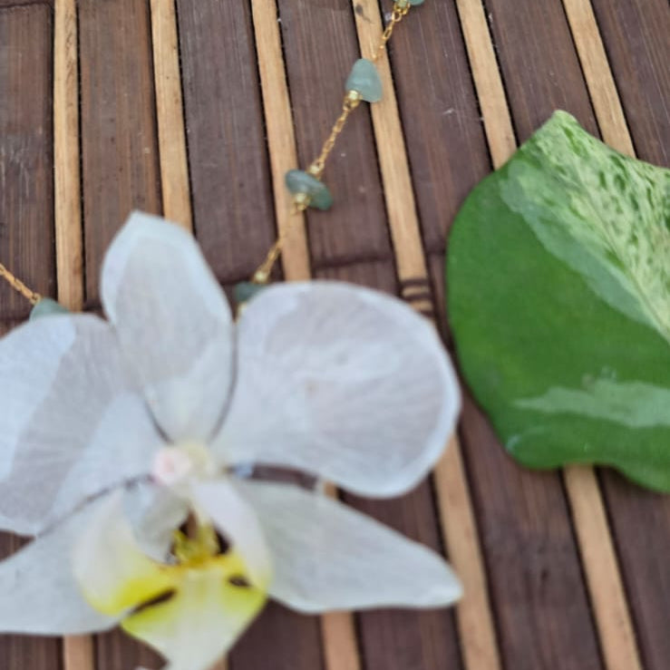 Collar orquídea con piedra picada