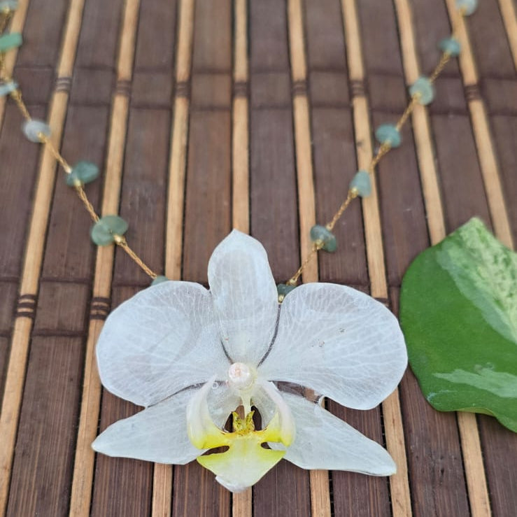 Collar orquídea con piedra picada