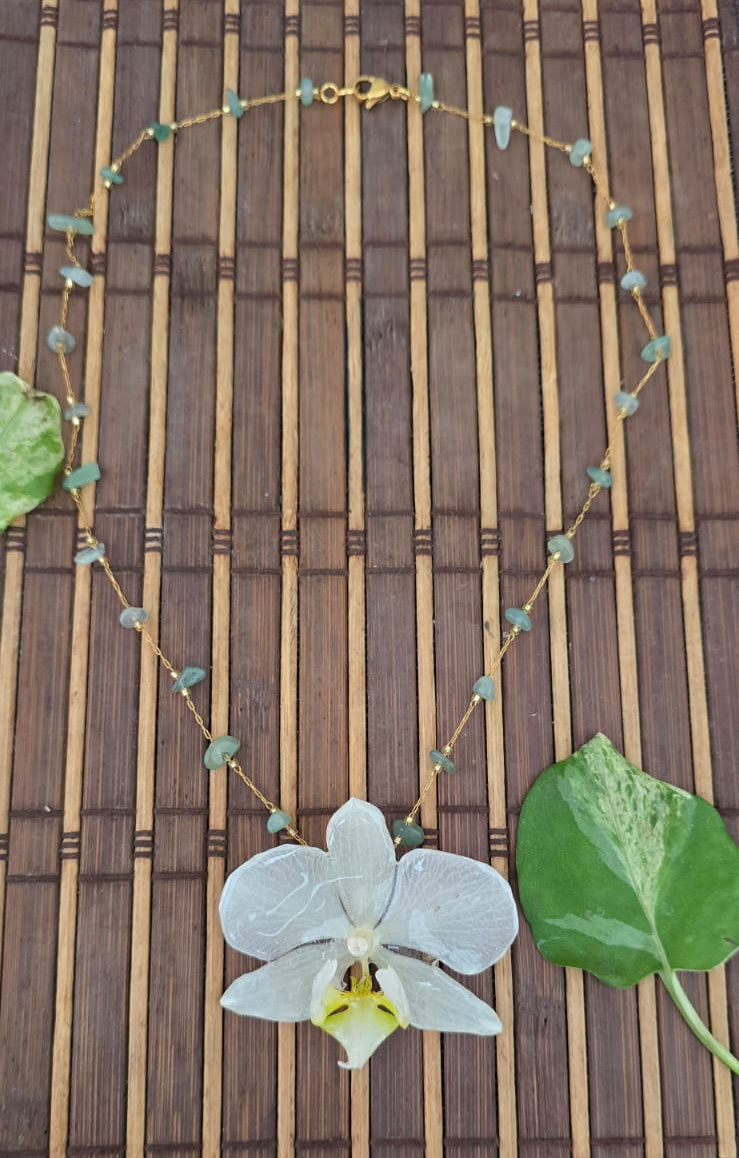 Collar orquídea con piedra picada