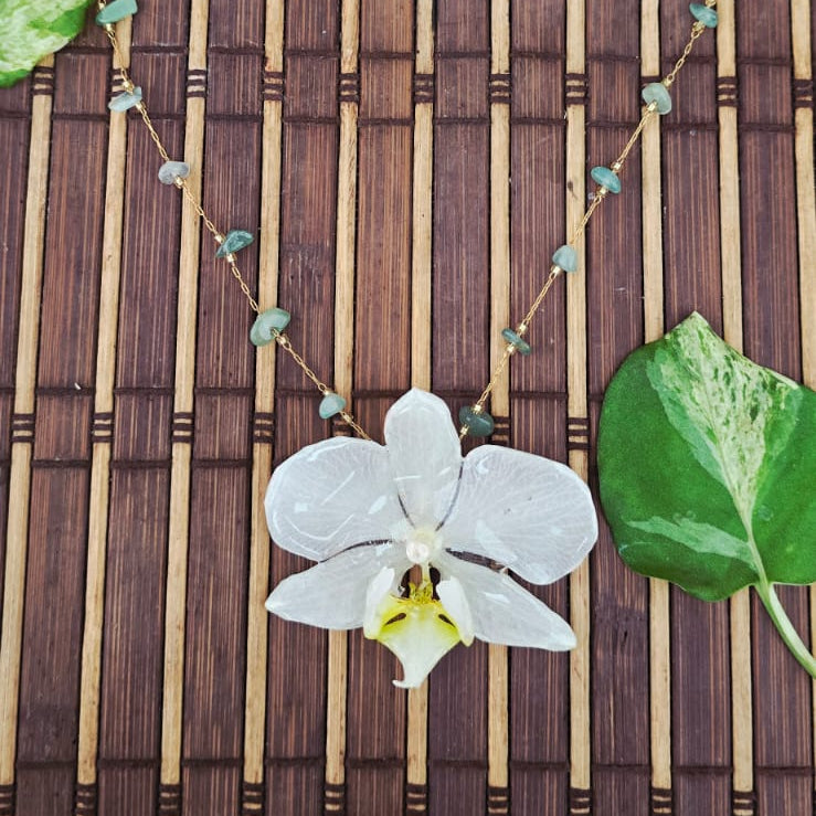 Collar orquídea con piedra picada