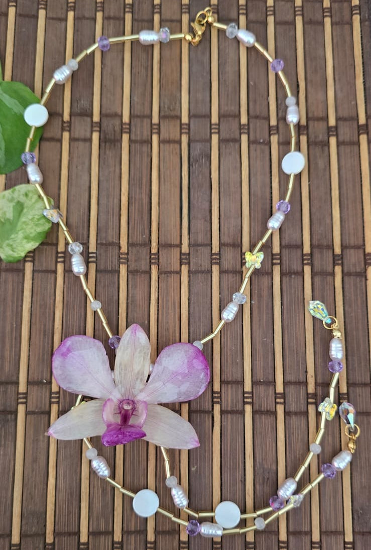Collar orquídea con Canutillo y perla de resina