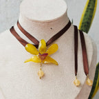 Collar de orquídea con cinta ajustable