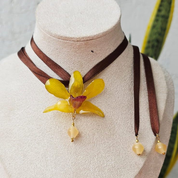 Collar de orquídea con cinta ajustable