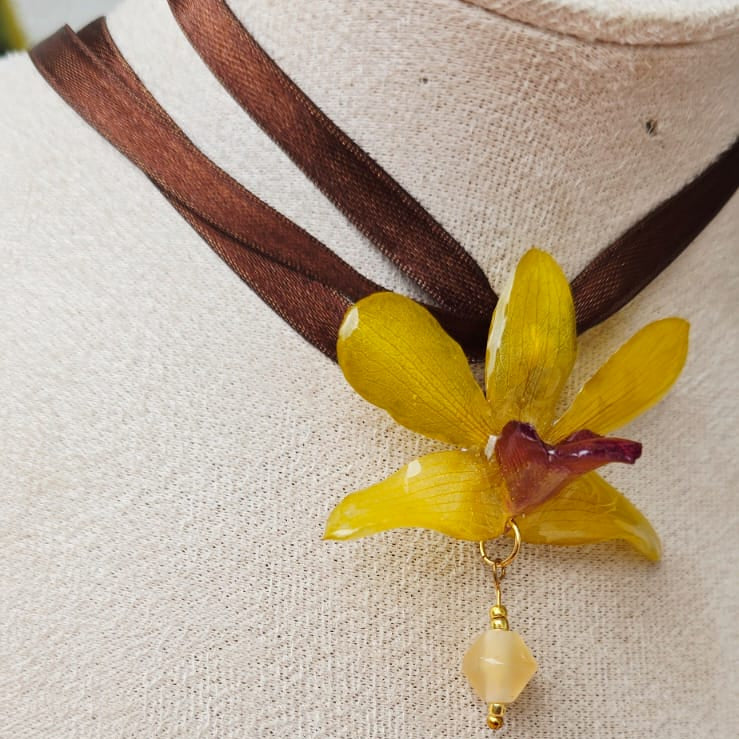 Collar de orquídea con cinta ajustable