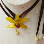 Collar de orquídea con cinta ajustable