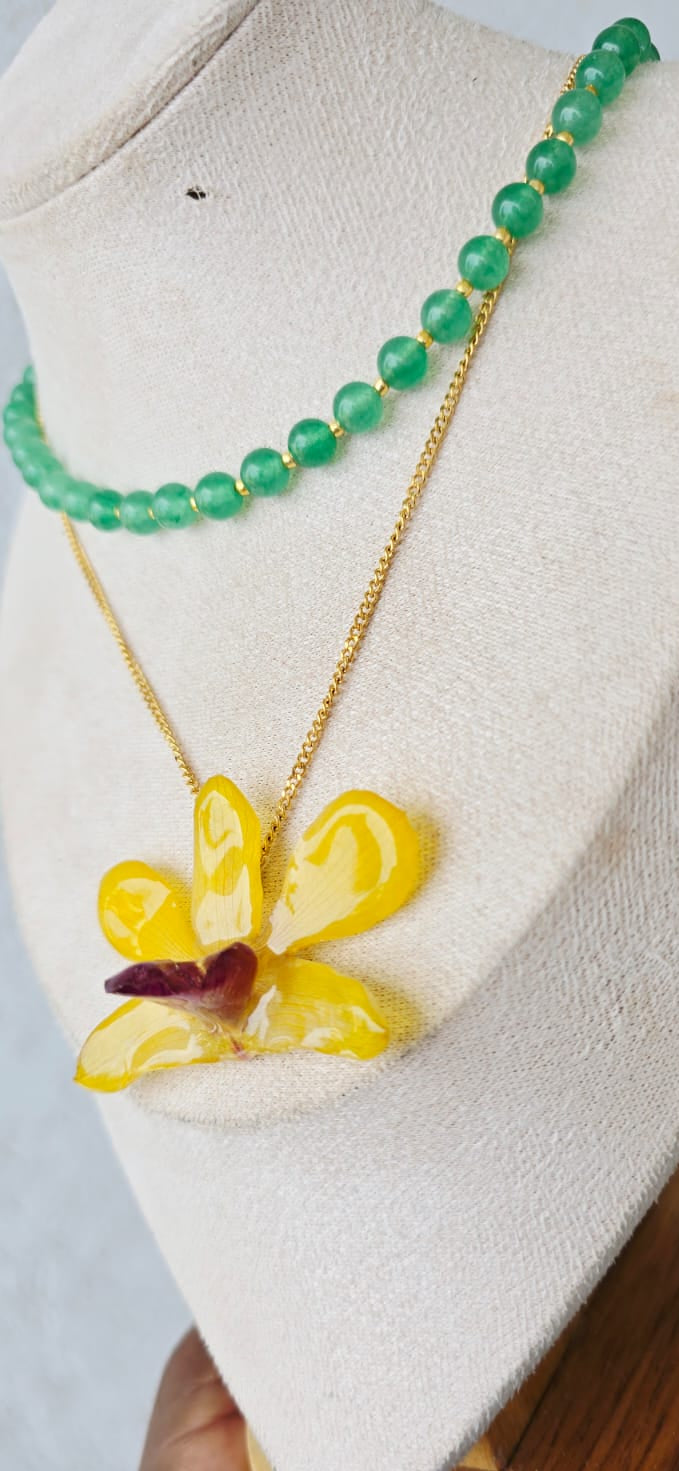 Collar Dendrobium con piedra de Ágata