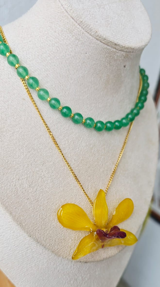 Collar Dendrobium con piedra de Ágata