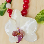 Orquídea Phalaenopsis con piedra de ágata y cuarzo rosa