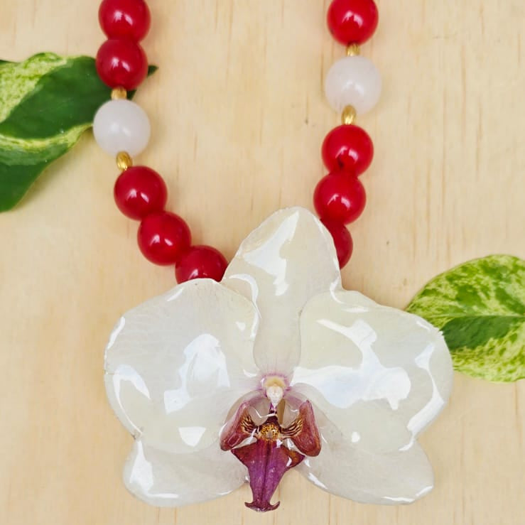 Orquídea Phalaenopsis con piedra de ágata y cuarzo rosa