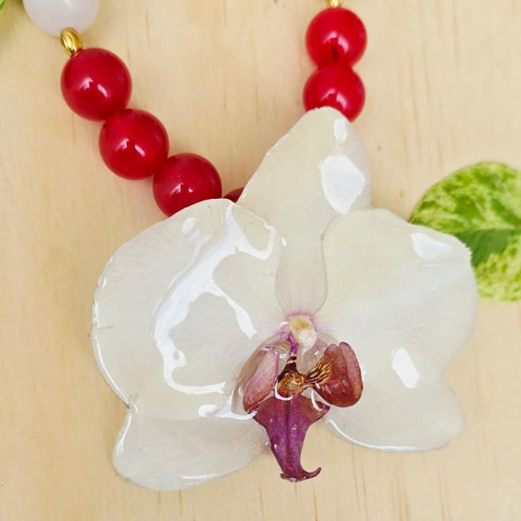 Orquídea Phalaenopsis con piedra de ágata y cuarzo rosa