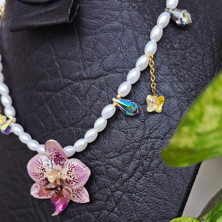 Collar orquídea Phalaenopsis mini con perla de resina y swaroski