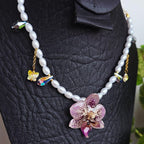 Collar orquídea Phalaenopsis mini con perla de resina y swaroski