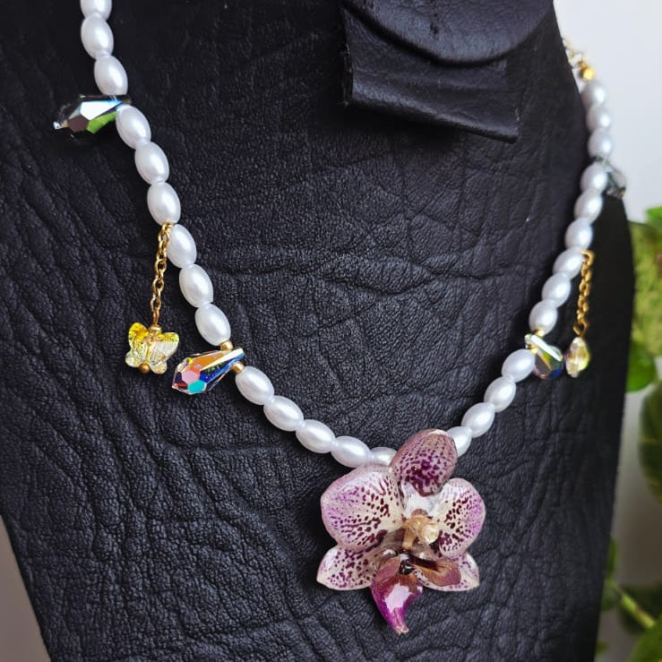 Collar orquídea Phalaenopsis mini con perla de resina y swaroski