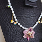 Collar orquídea Phalaenopsis mini con perla de resina y swaroski