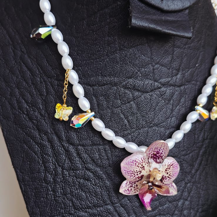 Collar orquídea Phalaenopsis mini con perla de resina y swaroski