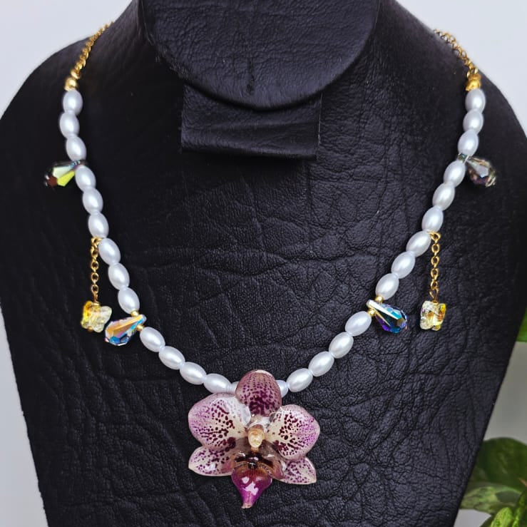 Collar orquídea Phalaenopsis mini con perla de resina y swaroski