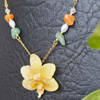Collar orquídea Phalaenopsis mini con piedra picada