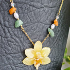 Collar orquídea Phalaenopsis mini con piedra picada