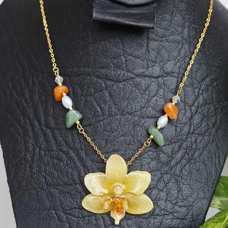 Collar orquídea Phalaenopsis mini con piedra picada