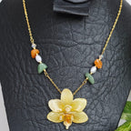 Collar orquídea Phalaenopsis mini con piedra picada