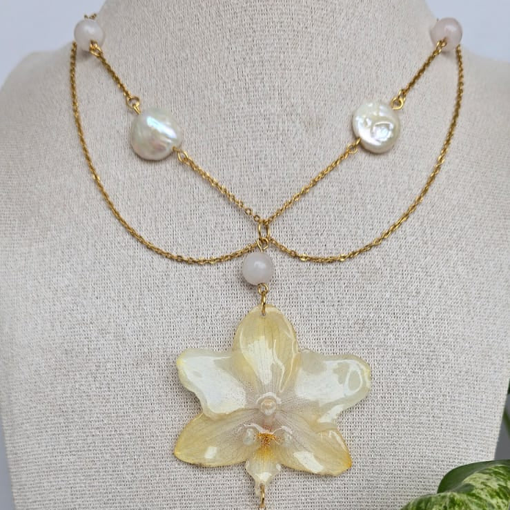 Collar orquídea Phalaenopsis mini con perla cultivada y cuarzo rosa