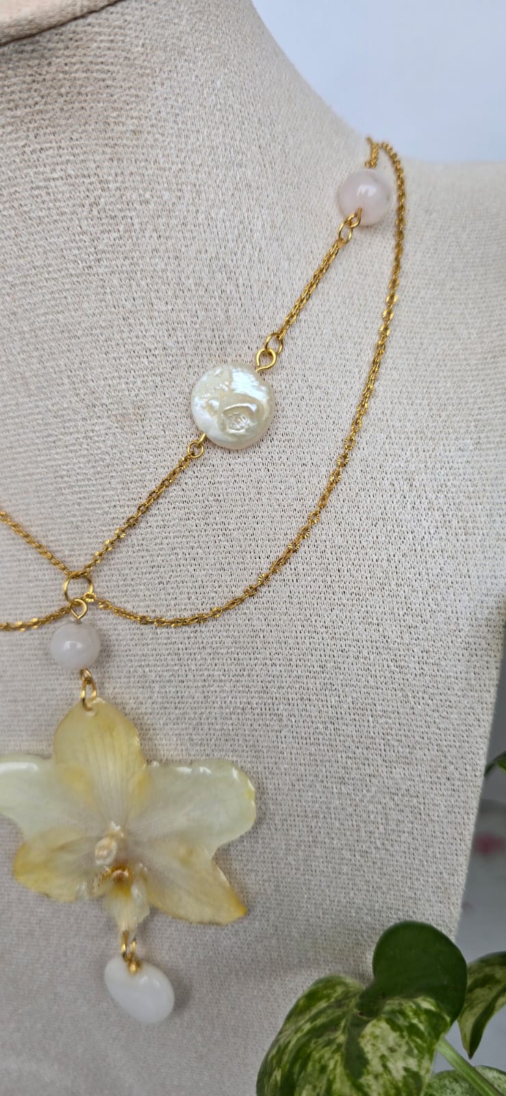 Collar orquídea Phalaenopsis mini con perla cultivada y cuarzo rosa