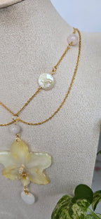 Collar orquídea Phalaenopsis mini con perla cultivada y cuarzo rosa
