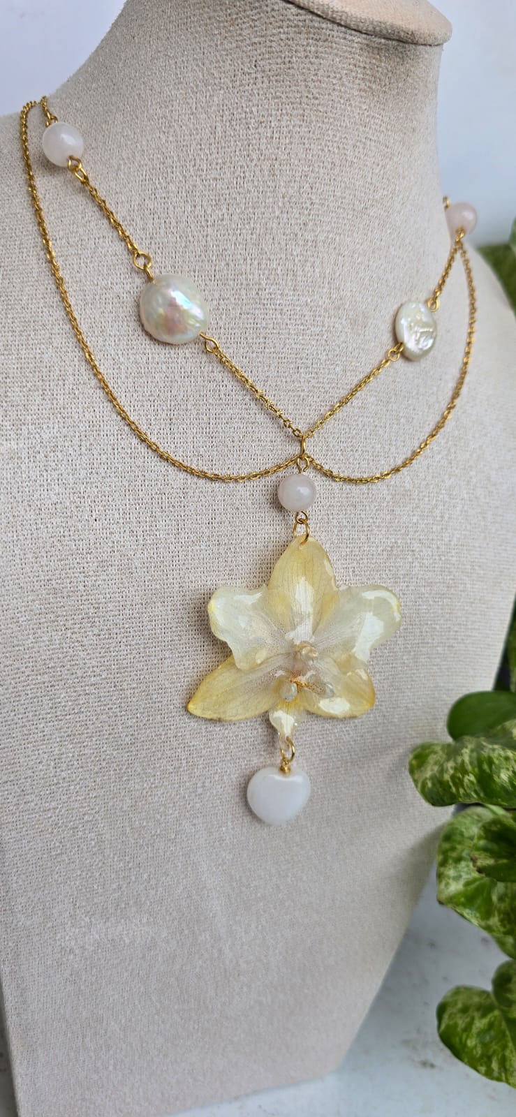 Collar orquídea Phalaenopsis mini con perla cultivada y cuarzo rosa