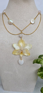 Collar orquídea Phalaenopsis mini con perla cultivada y cuarzo rosa