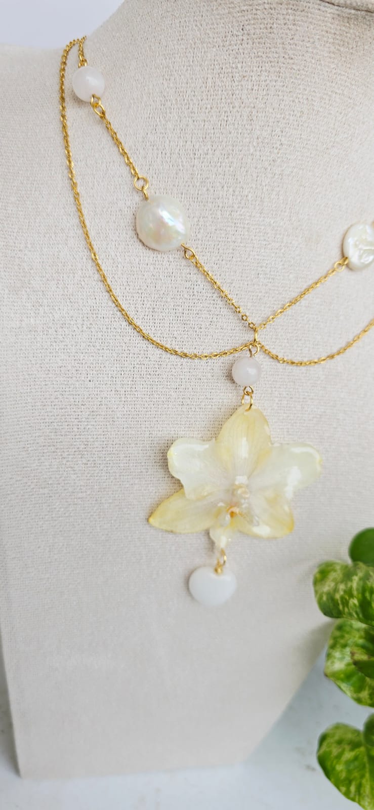 Collar orquídea Phalaenopsis mini con perla cultivada y cuarzo rosa