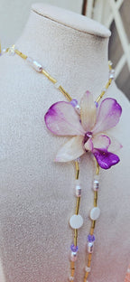 Collar Dendrobium con canutillos, perla de resina y swaroski