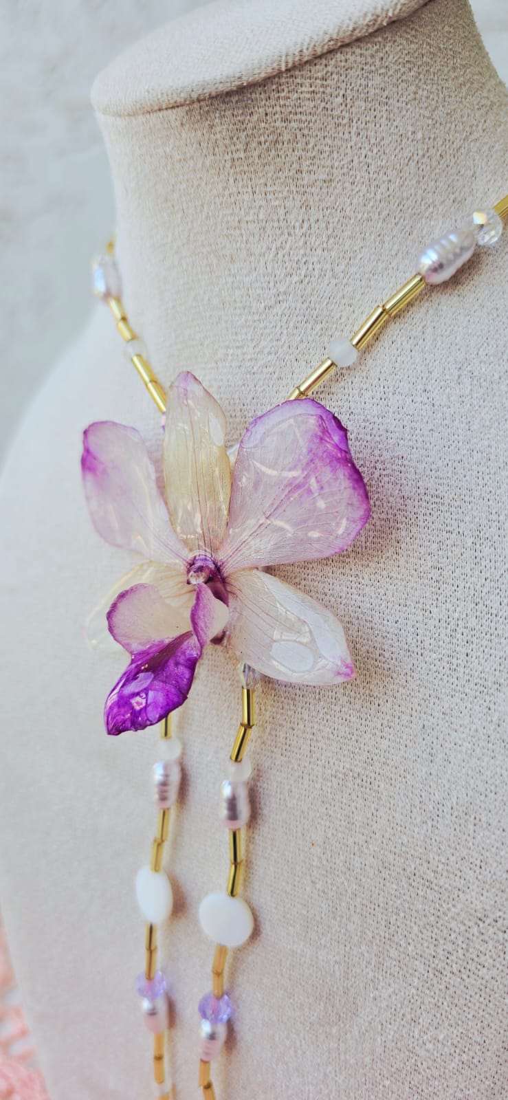 Collar Dendrobium con canutillos, perla de resina y swaroski