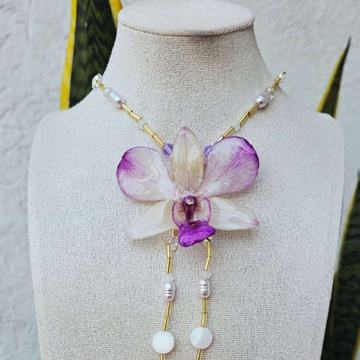 Collar Dendrobium con canutillos, perla de resina y swaroski