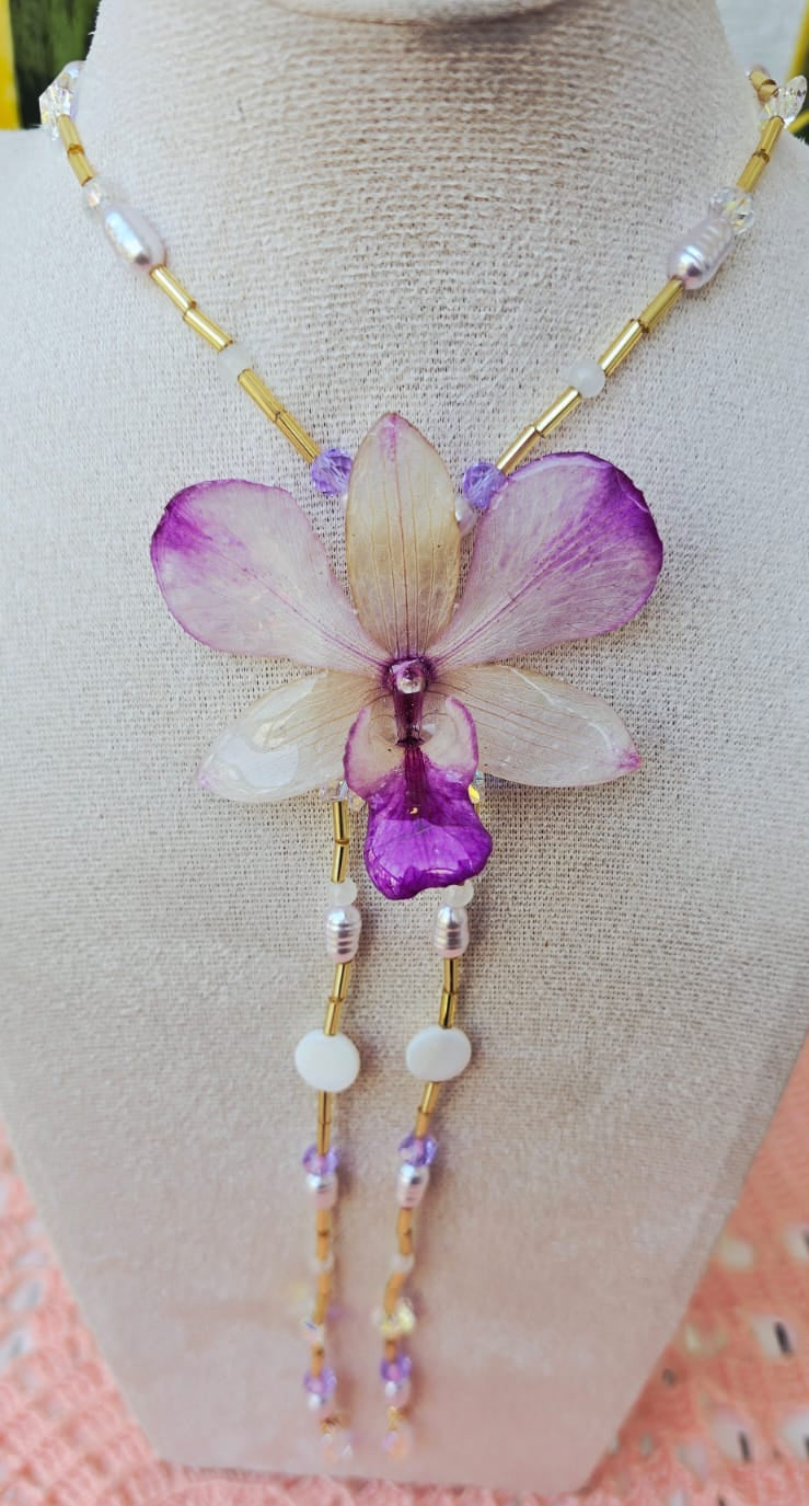 Collar Dendrobium con canutillos, perla de resina y swaroski