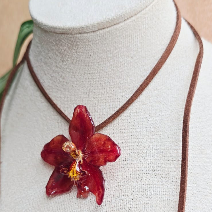 Collar con cuerito sintético orquídea Odontoglossum