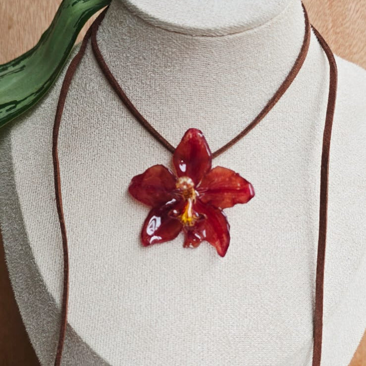 Collar con cuerito sintético orquídea Odontoglossum